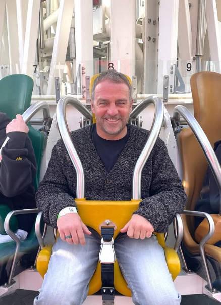 放松一下，弗里克到巴塞罗那蒂比达博游乐场玩跳楼机